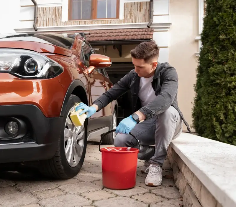 Lavage auto à domicile Varois-et-Chaignot : professionnel intervenant sur un véhicule